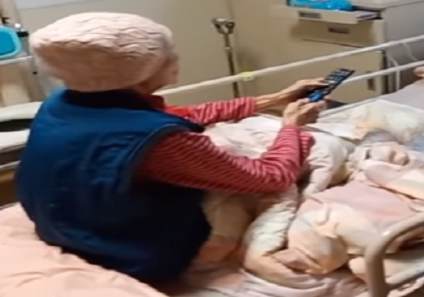 Nenek Ini Bikin Netizen Tertawa Ngakak Gegara Nonton TV dengan Posisinya Kebalik, Perawat: Mbahnya Udah Pikun