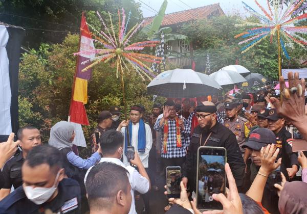 Guyuran Hujan Sambut Kedatangan Kang Emil di Kampung Adat Kranggan
