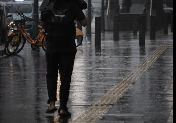 BMKG Imbau Warga Jakarta Waspada Hujan dan Petir Pada Rabu Sore