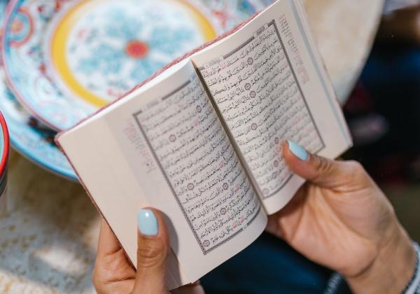 Bolehkah Wanita Sedang Haid Membaca Al Quran? Simak Hukumnya Menurut 4 Mazhab Ini