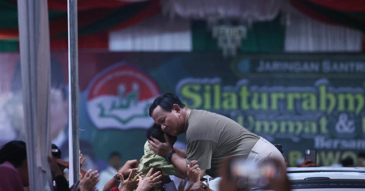 Momen Prabowo Dihampiri Bocah yang Mendadak Lari ke Panggung di Palembang: Nggak Apa-apa Sini