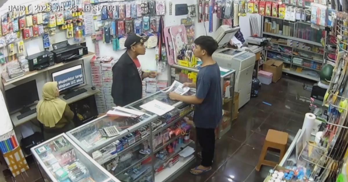 Viral di Medsos, Anggota Ormas Bekasi Diduga Meminta Jatah Uang ke Kios Fotocopy 