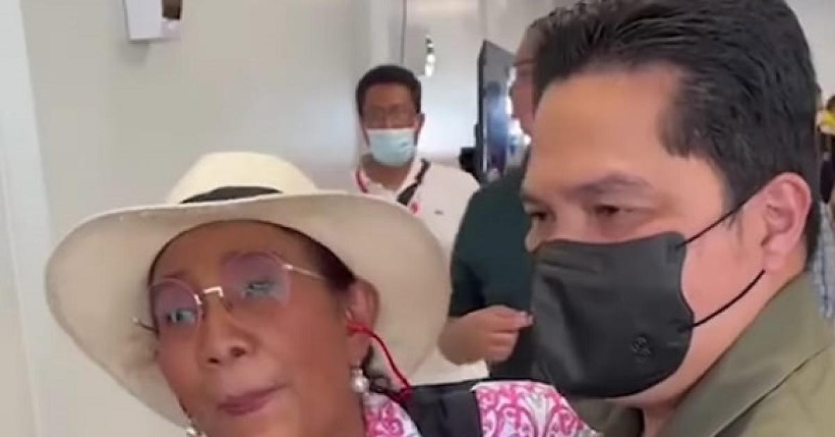 Kocak! Cara 'Ngeles' Susi Pudjiastuti Saat Ditegur Erick Thohir Karena Merokok Sembarangan di Sirkuit MotoGP