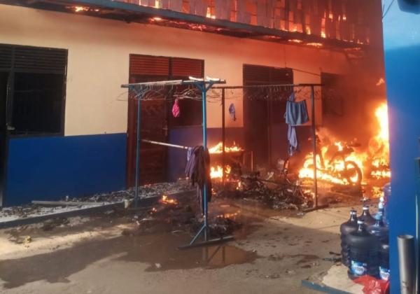 Bangunan Wisma Karyawan di Bekasi Habis Terbakar, Satu Orang Mengalami Luka
