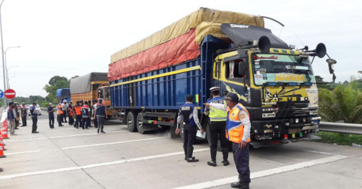 Hari Pertama Razia, 18 Kendaraan ODOL Ditilang di Perbatasan Lampung
