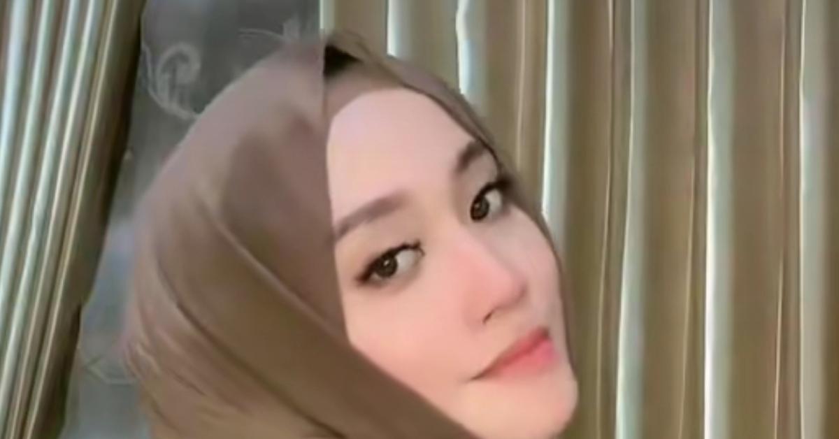 Wanita Jilbab Yang Viral Pamer Payudara Kini Muncul Minta Maaf