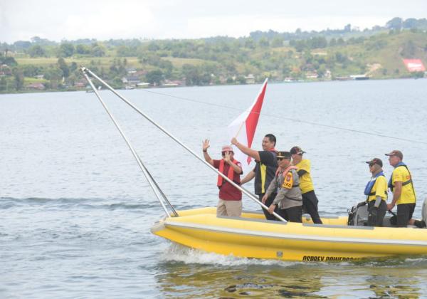 Hadir di Ajang F1 Powerboat 2024, Menpora Dito Naik Kapal Boat Pimpin Parade Peserta dengan Lambaikan Bendera Merah Putih