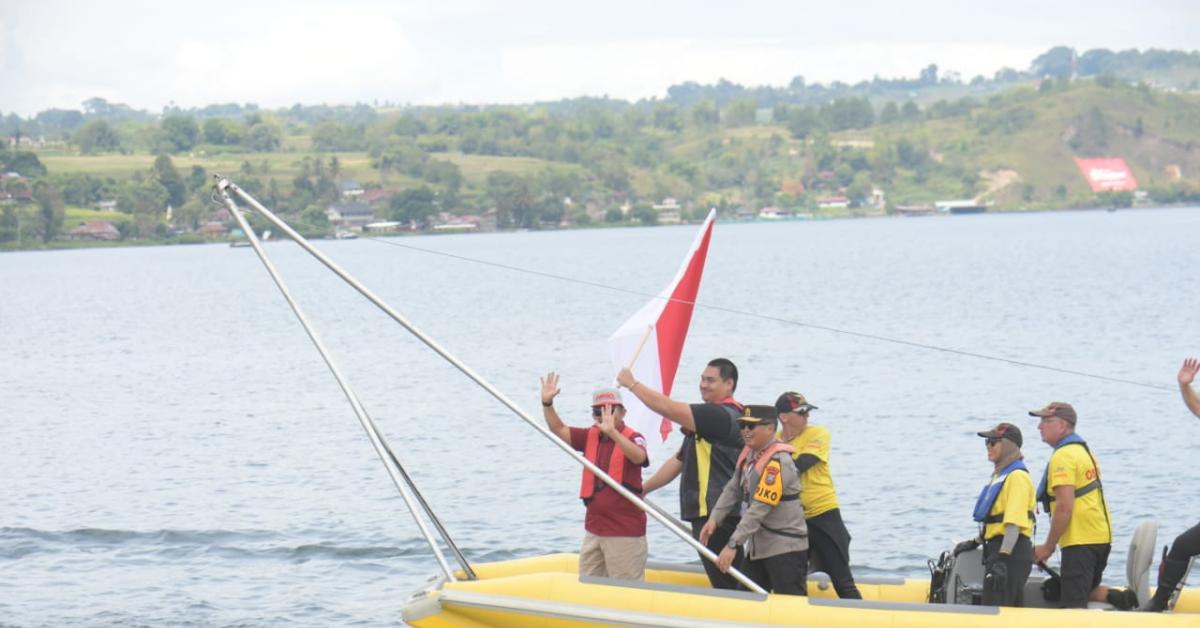 Hadir di Ajang F1 Powerboat 2024, Menpora Dito Naik Kapal Boat Pimpin Parade Peserta dengan Lambaikan Bendera Merah Putih