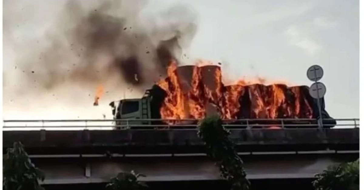 Ada Truk Terbakar di Tol Dalam Kota, Lalu Lintas Arah Grogol Padat Merayap
