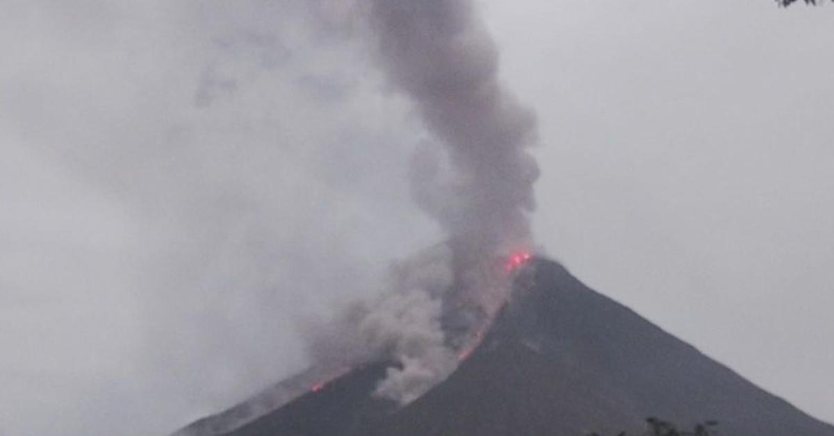 Gunung Karangetang Luncurkan Guguran Awan Panas 