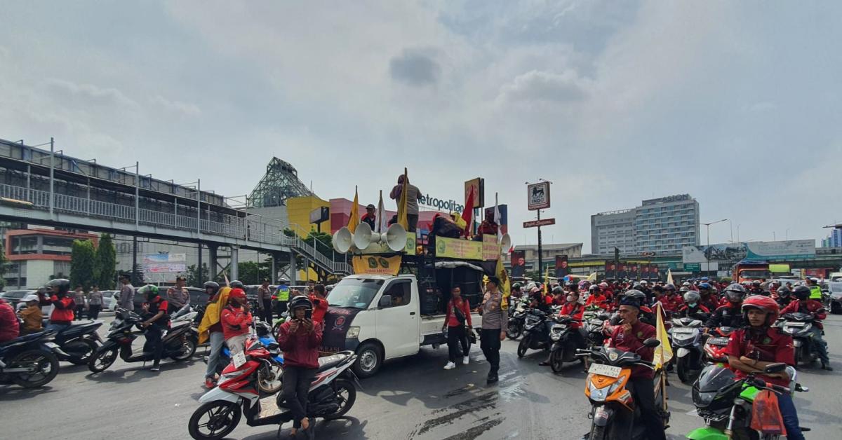 Demo May Day 2024, Ratusan Buruh Blokade Persimpangan Gerbang Tol Bekasi Barat