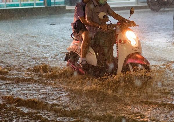 Banjir di Tol Tangerang-Merak Diduga Akibat Luapan Sungai Sabi, Lalu Lintas Macet! 