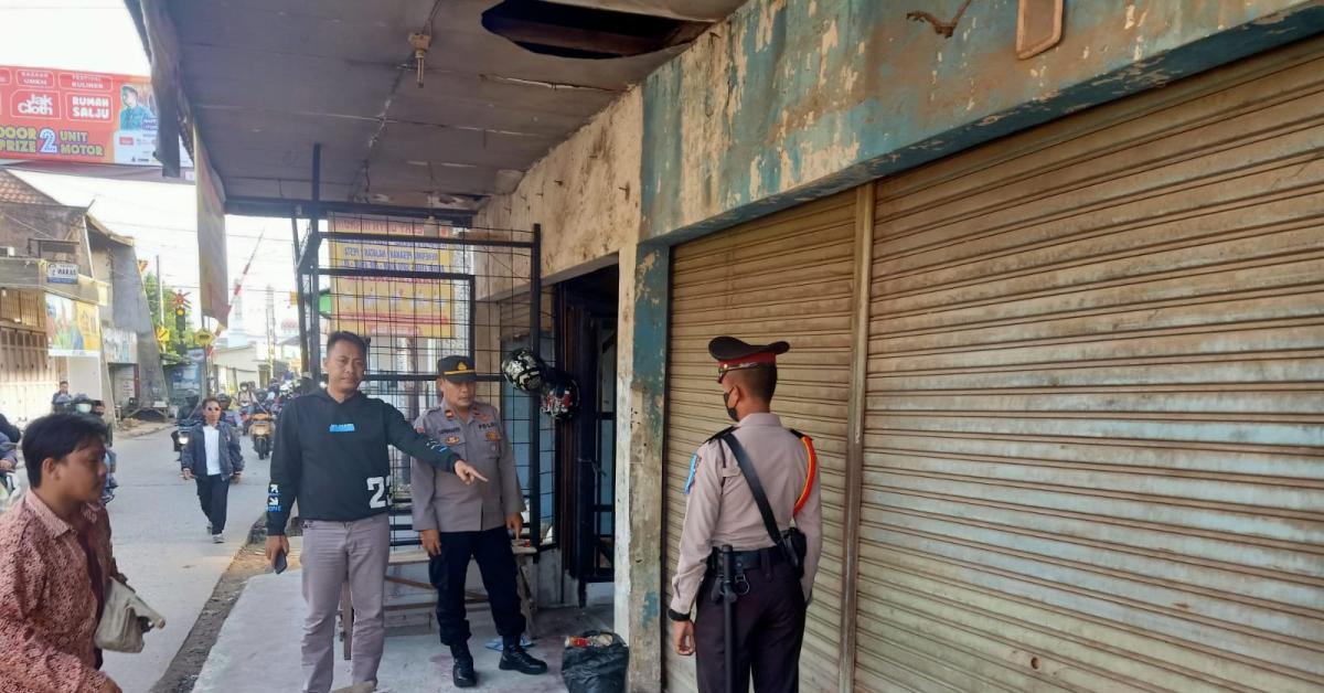 Bikin Heboh, Seorang Nenek Terkunci di Kiosnya Sendiri di Pasar Lama Cikarang