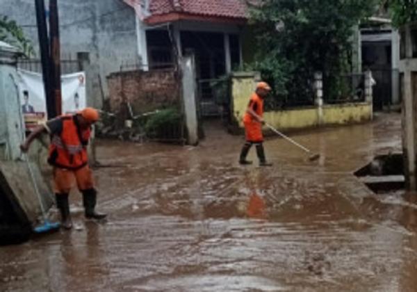 Melelahkan, Banjir Surut dari Permukiman Warga Cawang Jakarta Timur, Sisakan Sampah dan Lumpur 
