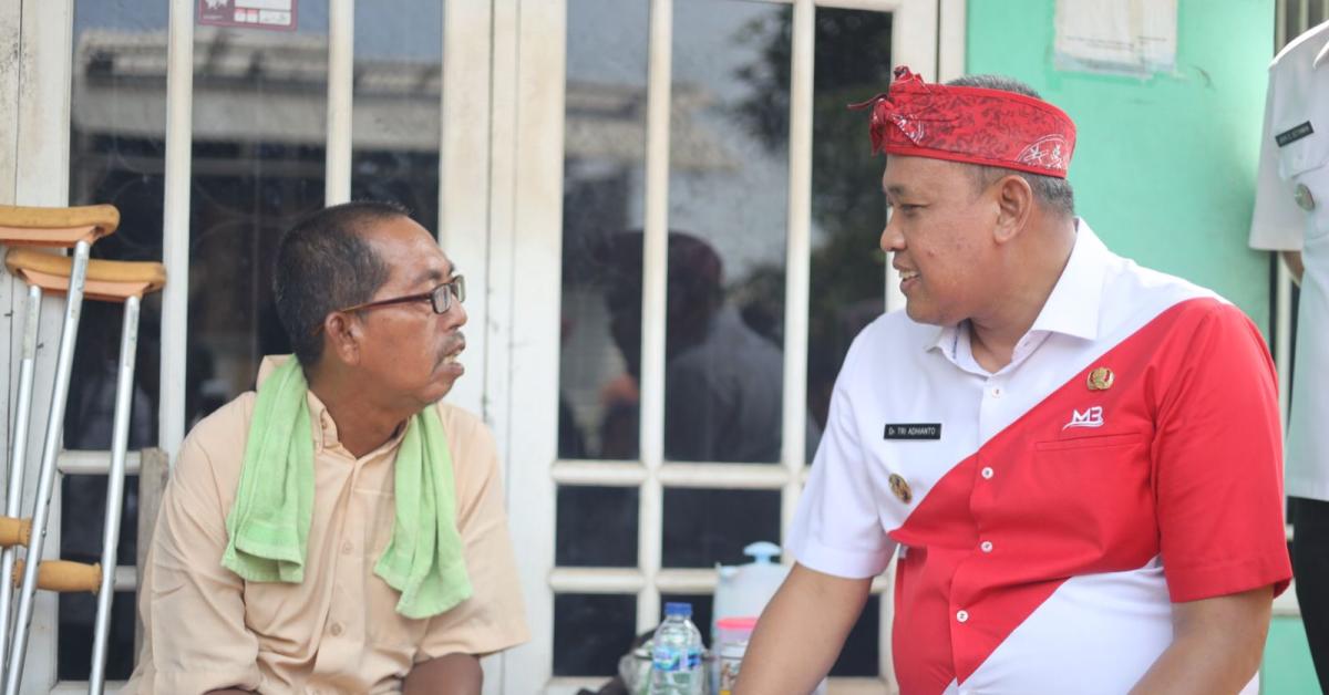 Berikan Bantuan Tongkat Kaki, Plt. Wali Kota Bekasi Sambangi Rumah Warga
