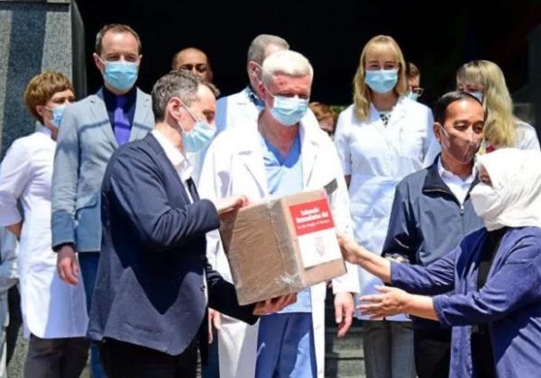 Jokowi dan Iriana Beri Bantuan Obatan-obatan untuk Rumah Sakit Ukraina