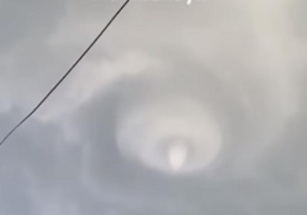 Video Detik-detik Tornado Besar Hantam Kota Bandung