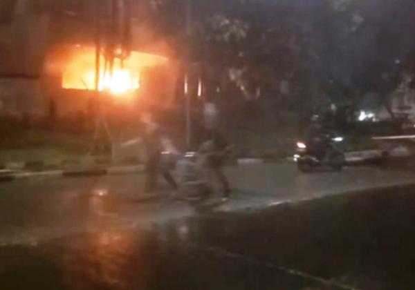 Demo Mahasiswa Diwarnai Kericuhan, Pos Polisi Dibakar Massa