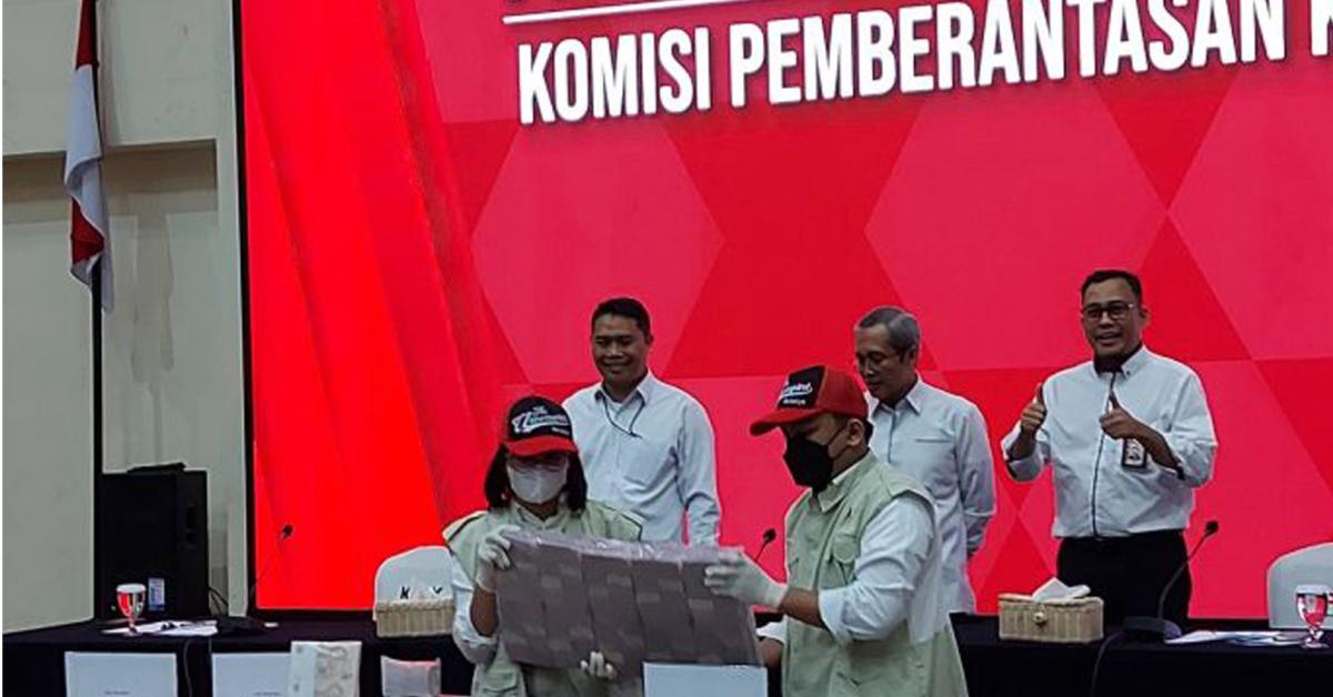 Bikin Geleng Kepala, Penampakan Uang Rp81,9 Miliar Sitaan dari Lukas Enembe di KPK