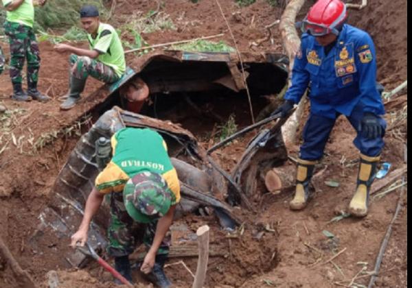 Tim Tanggap Darurat DKI Evakuasi Jenazah Perempuan di Lokasi Gempa Cianjur, Tak Bisa Gunakan Alat Berat