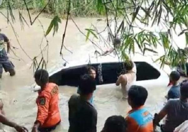 Mobil Berisi Satu Keluarga Terseret Banjir, Istri, Dua Anaknya dan Keponakan Terjebak di Dalam Hingga Tewas