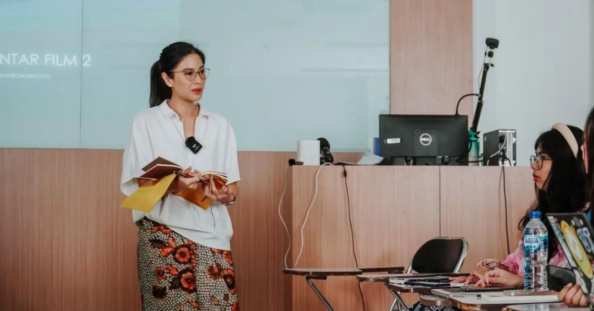 Mahasiswa Senyum Senang, Dian Sastro Kembali Jadi Dosen Vokasi UI