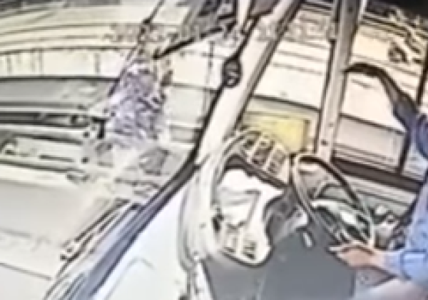 Heboh Detik-detik Sopir Bus Transjakarta Gagalkan Aksi Wanita Bunuh Diri di Flyover, Aksinya Viral Terekam CCTV 