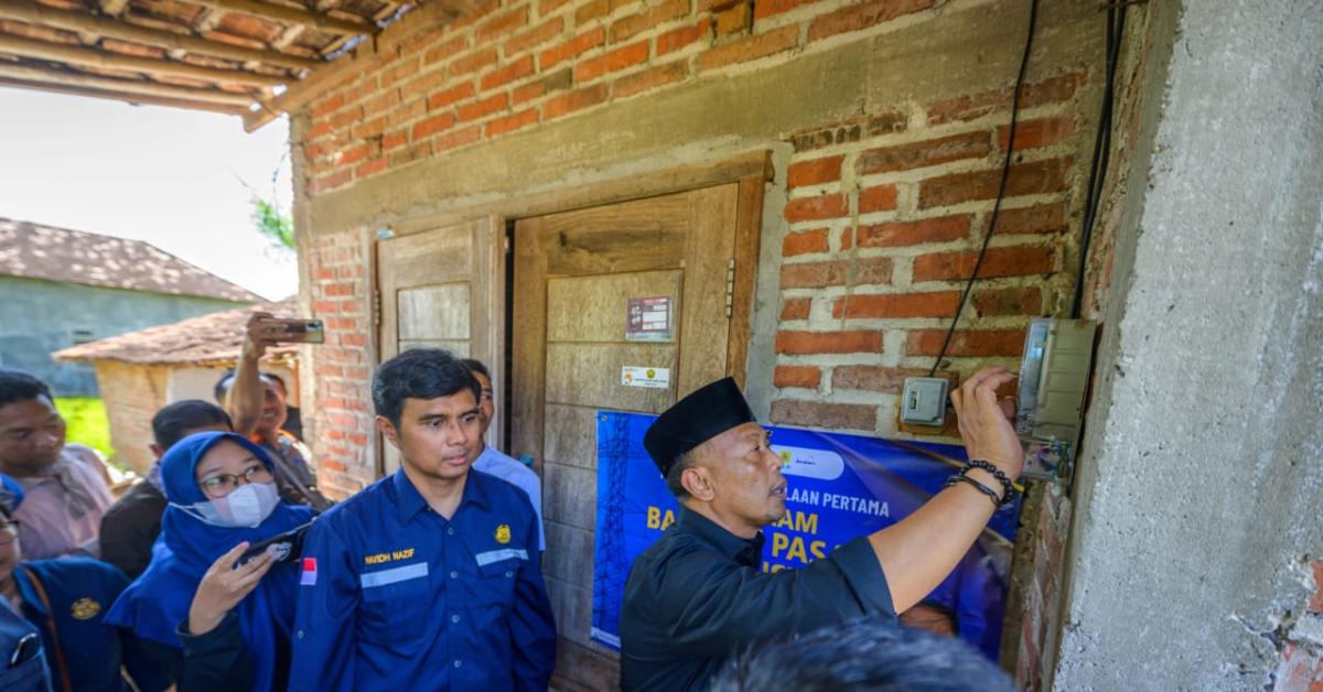 2.182 Keluarga di Jatim Dapat Sambungan Listrik PLN Gratis dari Pemerintah