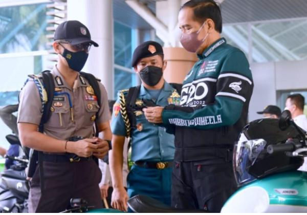 Jokowi Cek Sirkuit Mandalika Naik Motor Custom, Netizen Tanya soal Jaket G20