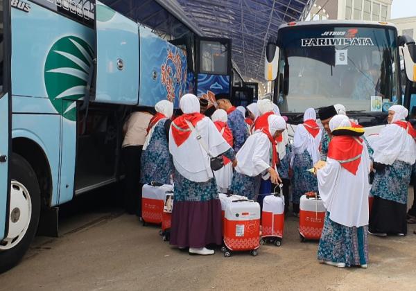 Ratusan Calon Jamaah Haji Kabupaten Bekasi Jawa Barat, Masuki Asrama Haji Embarkasi Jakarta - Bekasi