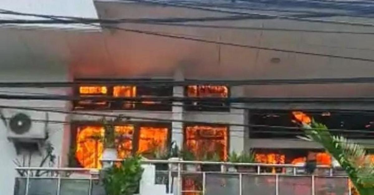 Terdengar Suara Letupan, Rumah di Taman Galaxy Indah Bekasi Dilalap Api, Kerugian Mencapai 1,5 Miliar