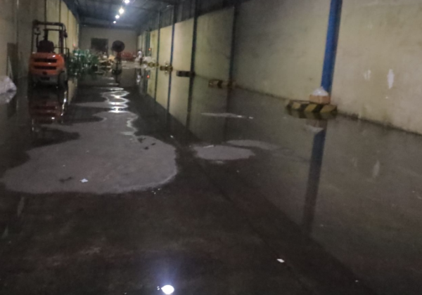 Hujan Deras Sejak Sore, Gudang Logistik KPU Kota Bekasi Tergenang Air saat Malam Hari