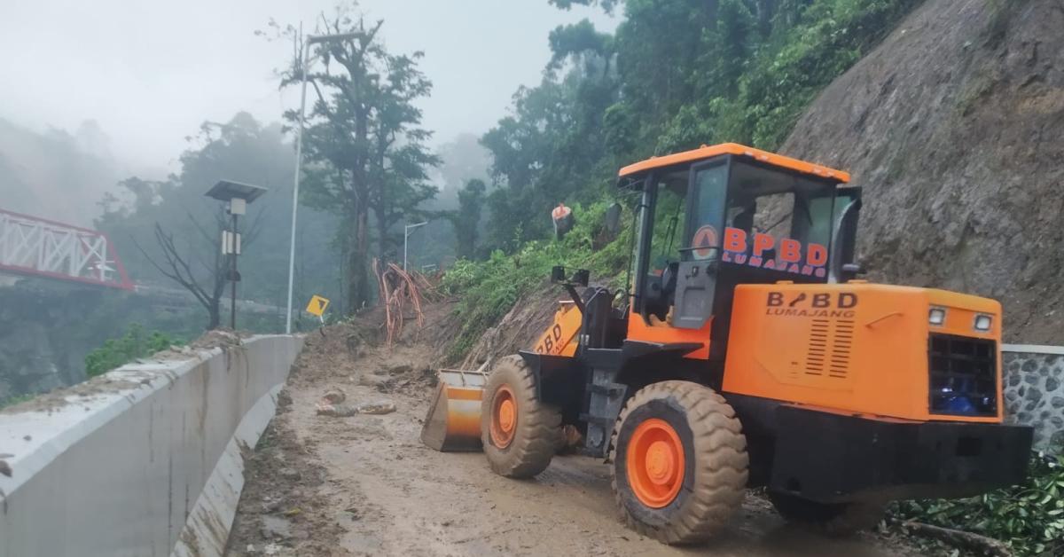 Khofifah Indar Parawansa Tangani Jembatan Putus Akibat Banjir Lahar Dingin Semeru dan Longsor Lumajang