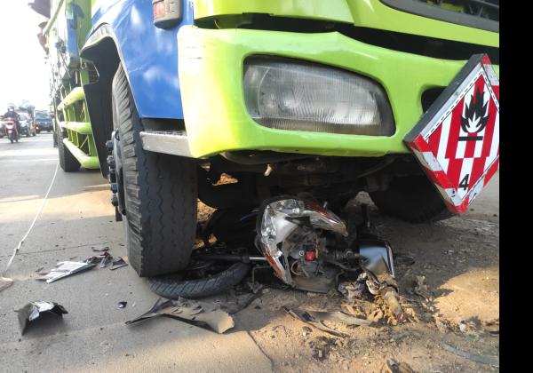 Diduga Rem Blong, Satu Unit Truck Menabrak Dua Sepeda Motor di Bantargebang Kota Bekasi