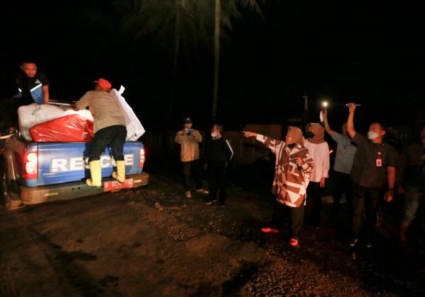 Mensos Risma Terjun Langsung Atur Penyaluran Logistik Korban Gempa Cianjur