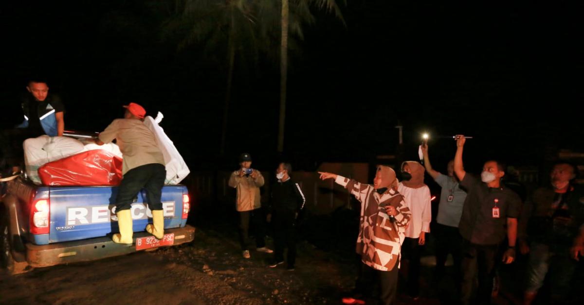 Mensos Risma Terjun Langsung Atur Penyaluran Logistik Korban Gempa Cianjur