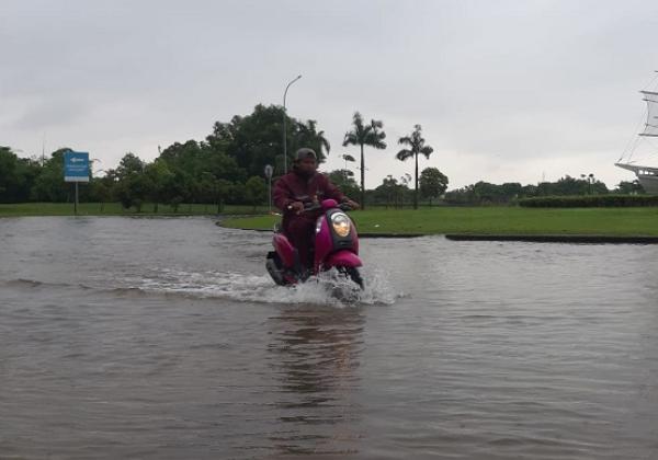 Sudah Hampir Sepekan, Akses Jalan Utama Perumahan Segara City Kabupaten Bekasi Terendam Banjir