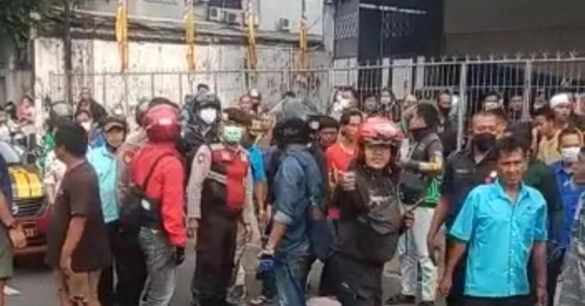 Tiba-tiba Pria Berpakaian Polisi Ini Lompat dari Angkot, Penyebabnya...