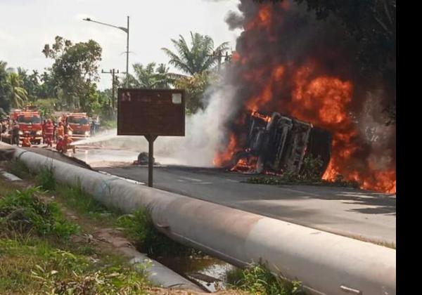 Alami Kecelakaan Tunggal, Truk Pengangkut BBM Milik PT Elnusa Petroleum Terguling dan Terbakar di Jalan Gatot Subroto