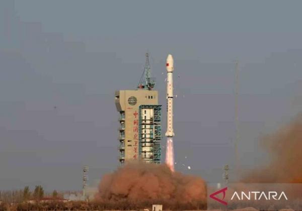 China Luncurkan Roket Long March-2D dengan Membawa Delapan Satelit