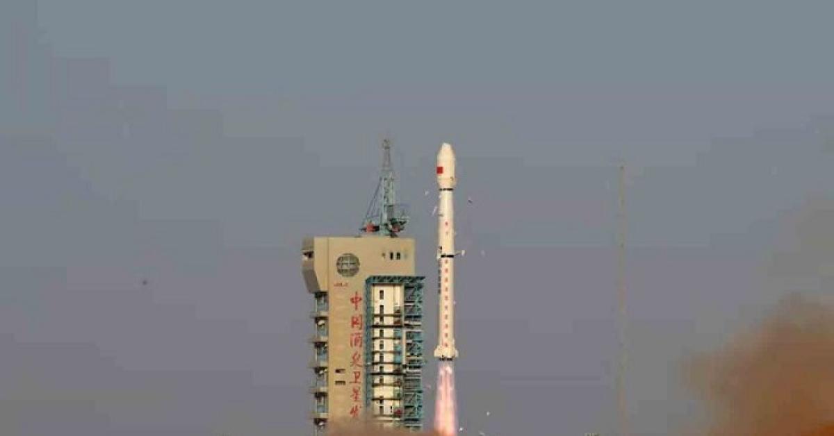 China Luncurkan Roket Long March-2D dengan Membawa Delapan Satelit