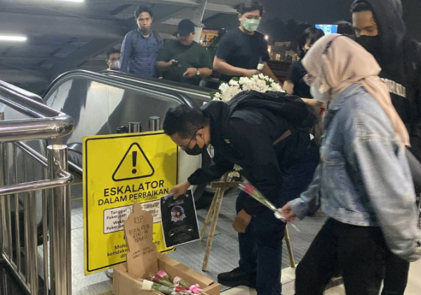 100 Hari Matinya Eskalator Stasiun Bekasi, Pengguna KRL Bawa Karangan Bunga dan Batu Nisan