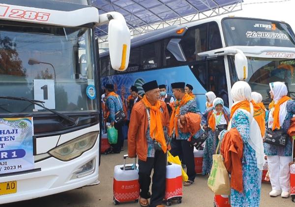 Rombongan Calon Jamaah Haji Kabupaten Garut Kloter 1 Jawa Barat, Tiba di Asrama Embarkasi Jakarta - Bekasi