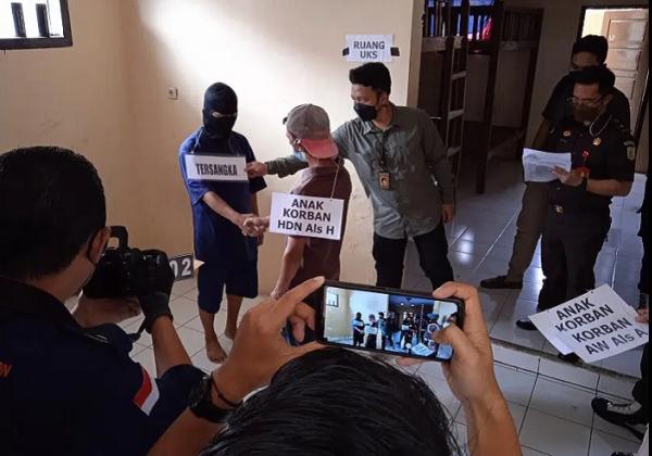 Dengan Iming-iming Hadiah, Delapan Santri Jadi Korban, Ustaz Cabul Jalani Rekonstruksi