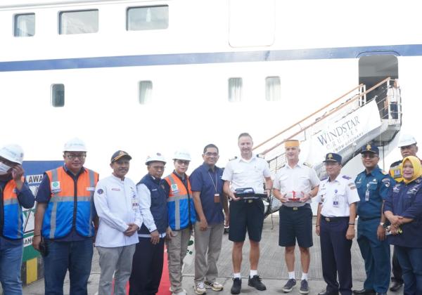 SPJM Sandarkan Kapal Pesiar MV. Star Breeze di Pelabuhan Makassar