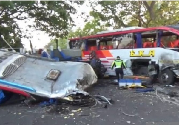 Innalillahi... 2 Bis Kecelakaan Saling Tabrak di Ngawi, Sopir Tewas Terjepit, 14 Orang Luka-Luka