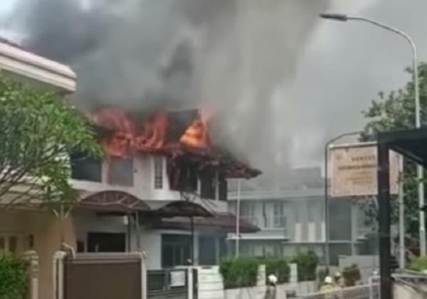 Rumah Mewah Kebakaran, 12 Mobil Damkar Dikerahkan, Kerugian Ditaksir Mencapai Ratusan Juta Rupiah