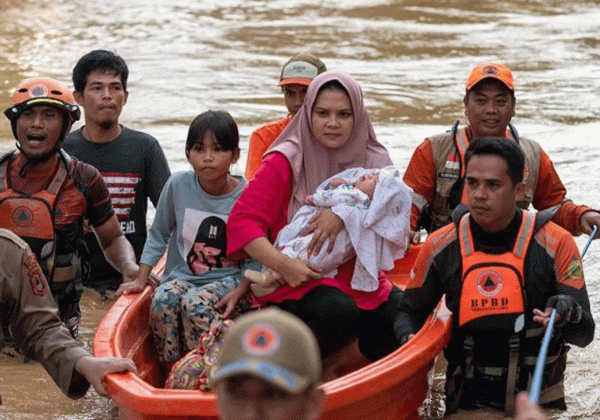 Cari 2 Anak yang Hilang Akibat Banjir dan Longsor di Luwu, Basarnas bagi 5 Tim