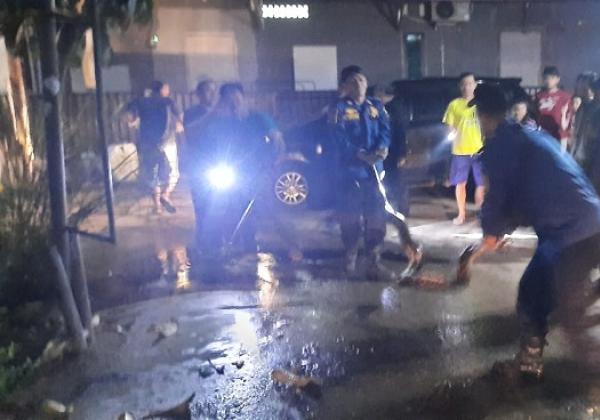 Petugas Damkar Evakuasi Ular Sanca Kembang Seberat 25 kilogram Dari Selokan Rumah Warga di Cikarang Bekasi