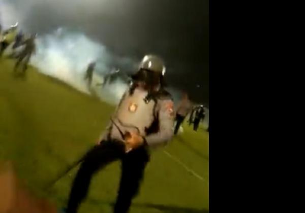 Viral Suporter Arema FC Nekat Tegur Polisi untuk Tak Tembak Gas Air Mata, Malah Dibentak Hingga Dipentung